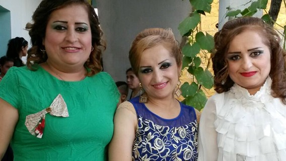Mariam Taramoush ist mit ihren Schwestern Fidan (links) und Sozan (recht von Mariam) in Syrien zu sehen. © NDR 