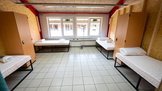 Ein als Raum abgetrennter Bereich mit vier Betten in einer Flüchtlingsunterkunft zu sehen. © picture alliance/dpa Foto: Philipp Schulze