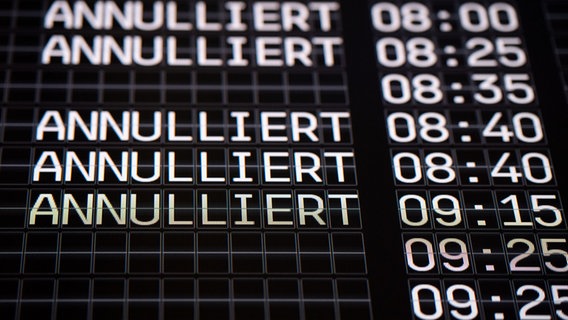 Eine Abfluganzeige an einem Flughafen zeigt mehrere annullierte Flüge an. © picture alliance/dpa Foto: Marius Becker