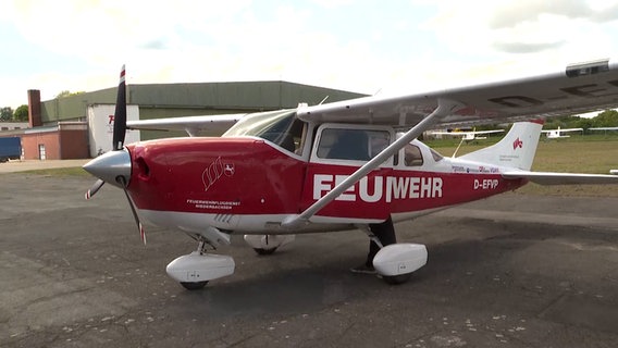 Ein Flugzeug der Feuerwehr steht auf einem Flugplatz. © Hannover Reporter 