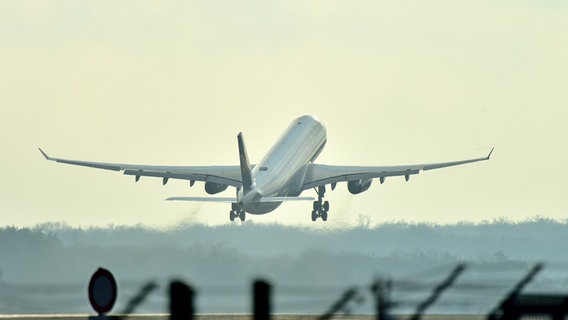 Ein Flugzeug hebt an einem Flughafen ab. © picture alliance / Daniel Kubirski 