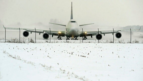 Eine Boeing 747 auf dem Flughafen Hannover. © dpa Foto: Holger Hollemann