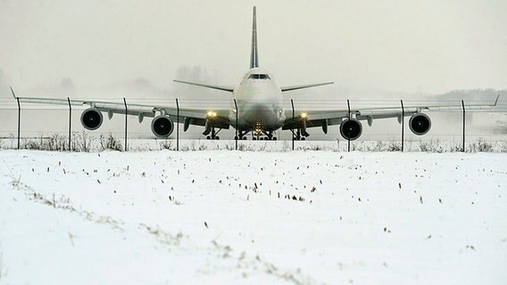 Eine Boeing 747 auf dem Flughafen Hannover. © dpa Foto: Holger Hollemann