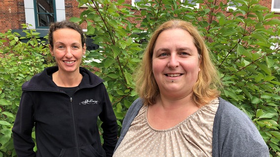 Lebensmittel-Retterinnen aus dem Landkreis Verden Anja Pientka (rechts) und Ivonne Alwin-Hübsch. © NDR Foto: Maren Momsen