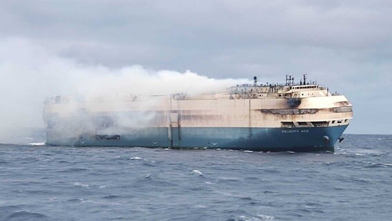 Rauch steigt aus einem Frachtschiff auf. © picture alliance/AA | Portuguese Naval Forces/Handout 