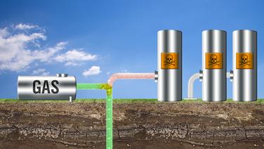 Grafik, die die Funktionsweise der Fracking-Methode zur Erdgasförderung darstellt © fotolia/NDR 