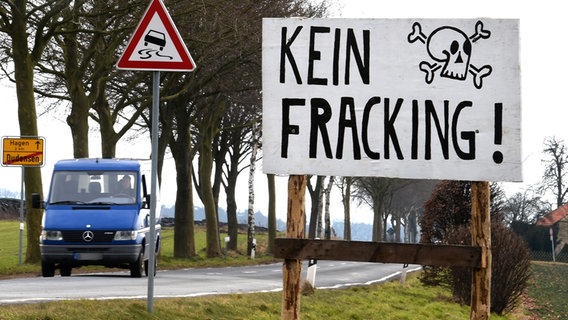 Ein Transparent mit Totenkopf und der Aufschrift «Kein Fracking!» steht an einer Straße. © dpa-Bildfunk Foto: Holger Hollemann/dpa