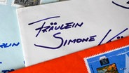 Das Bild zeigt einen Brief mit der Anrede "Fräulein Simone". © picture-alliance Foto: Jens Kalaene