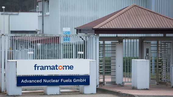 Blick auf ein Zugangstor vom Werk der Framatome - Advanced Nuclear Fuels GmbH. Das Werk der Framatome-Tochter Advanced Nuclear Fuels GmbH (ANF) fertigt Brennelemente für Druckwasser- und Siedewasserreaktoren von Atomkraftwerken. © dpa Bildfunk Foto: Friso Gentsch