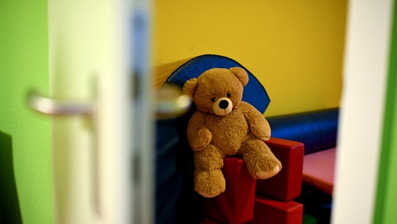 Ein Stoffteddy sitzt im Kinderbereich eines Frauenhauses. (Themenbild) © picture alliance/dpa Foto: Britta Pedersen