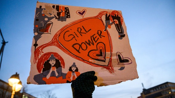 Eine Frau hält bei einer Demonstration am Weltfrauentag ein Plakat mit der Aufschrift "Girl Power". © picture alliance/dpa | Christophe Gateau Foto: Christophe Gateau