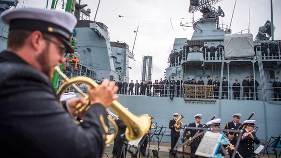 Die Musikkapelle spielt bei der Verabschiedung der Fregatte "Schleswig-Holstein". © dpa Foto: Sina Schuldt