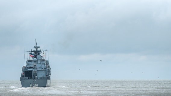 Angehörige winken, während die Fregatte "Schleswig-Holstein" aus dem Hafen fährt. © dpa Foto: Sina Schuldt