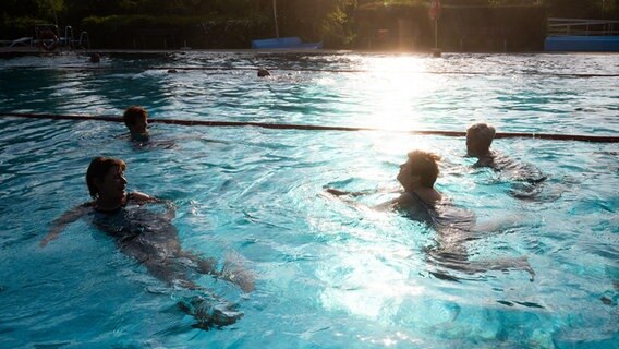 Frauen schwimmen in einem Freibad.picture alliance/dpa | Julian Stratenschulte © picture alliance/dpa | Julian Stratenschulte Foto: Julian Stratenschulte
