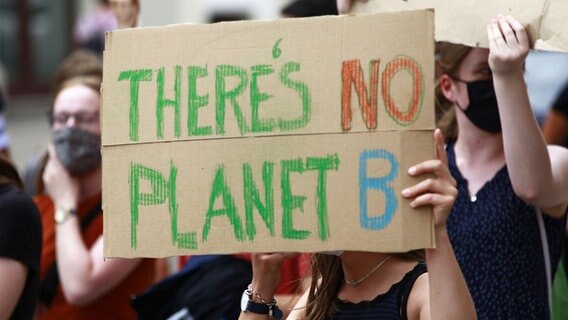 Eine Aktivistin hält bei einer Fridays for Future Demonstration ein Schild mit der Aufschrift "There's no Planet B" hoch. © picture alliance/Geisler Fotopress Foto: Matthias Wehnert
