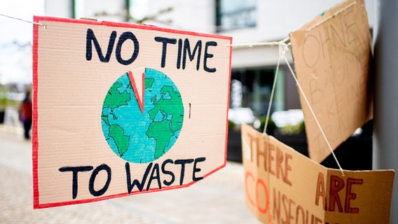 Auf einem Schild steht "no time to waste". © Picture Alliance Foto: Hauke-Christian Dittrich