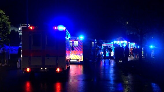 Rettungswagen und Polizei steht von einer Diskothek in Friesoythe. © dpa-Bildfunk Foto: Andre van Elten/TNN