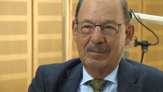 Michael Fürst, der Vorsitzende der jüdischen Gemeinden in Niedersachsen, spricht in einem Interview. © NDR 