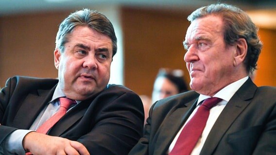 Der ehemalige Außenminister Sigmar Gabriel (SPD, l) und der ehemalige Bundeskanzler Gerhard Schröder (SPD) sitzen nebeneinander. © picture alliance/dpa/Federico Gambarini Foto: Federico Gambarini