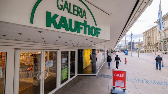 Der Schriftzug Galeria Kaufhof prangt in grünen Buchstaben über einer Eingangstür des Warenhauses. © Christoph Reichwein/dpa +++ dpa-Bildfunk Foto: Christoph Reichwein