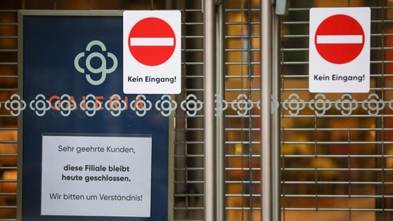 An einer Eingangstür des Kaufhauses Galeria Karstadt Kaufhof hängt ein Schild mit dem Hinweis, dass diese Filiale heute geschlossen bleibt. © Jan Woitas/dpa +++ dpa-Bildfunk Foto: Jan Woitas