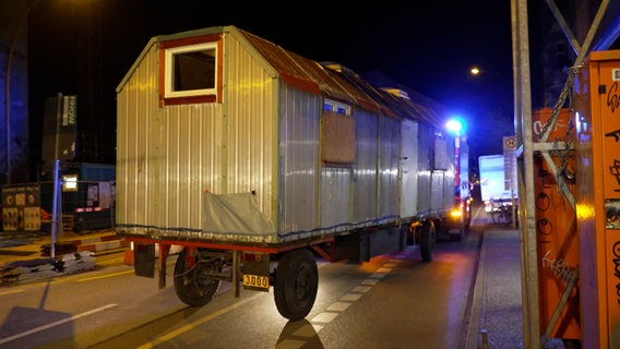 Ein Bauwagen wird von der Polizei in Berlin abtransportiert. © NonstopNews 