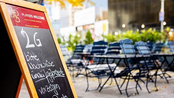 Die Aufschrift "2G - bitte Nachweise unaufgefordert vorzeigen - Danke" ist auf dem Aufsteller eines Restaurants zu lesen. © dpa-Bildfunk Foto: Moritz Frankenberg