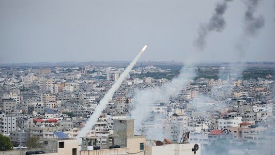 Raketten werden afgevuurd door Palestijnse militanten vanuit Gaza naar Israël.  © Hatem Moussa/AP/dpa Foto: Hatem Moussa