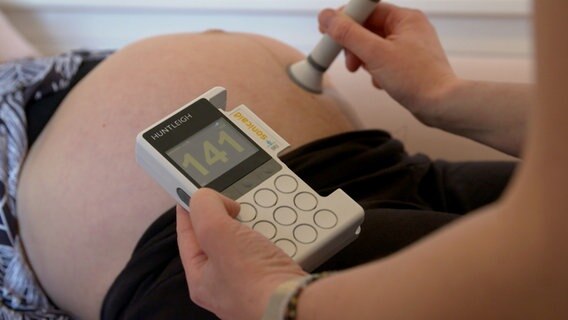Herztöne eines Babys werden am Bauch einer Schwangeren abgehört. © NDR 