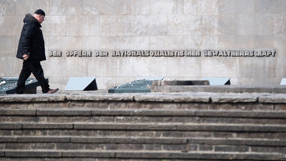 Ein Mann geht durch die Gedenkstätte Bergen-Belsen. © picture alliance/dpa Foto: Julian Stratenschulte