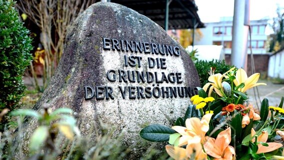 Ein Gedenkstein mit der Aufschrift "Erinnerung ist die Grundlage der Versöhnung" zum Gedenken an die Ereignisse der Reichspogromnacht im November 1938 steht im Innenhof des historischen Gefängnisses im heutigen Gerichtsviertel in Oldenburg. © picture alliance / Hauke-Christian Dittrich | Hauke-Christian Dittrich Foto: Hauke-Christian Dittrich