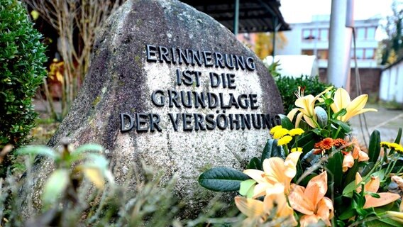 Ein Gedenkstein mit der Aufschrift "Erinnerung ist die Grundlage der Versöhnung" zum Gedenken an die Ereignisse der Reichspogromnacht im November 1938 steht im Innenhof des historischen Gefängnisses im heutigen Gerichtsviertel in Oldenburg. © picture alliance/dpa/Hauke-Christian Dittrich Foto: Hauke-Christian Dittrich