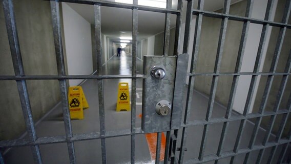 Eine Gittertür in einem Gefängnis. © Picture Alliance Foto: Thomas Eisenhuth