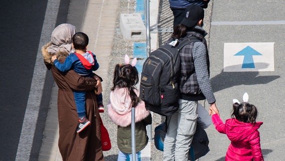 Eine geflüchtete Familie kommt am Flughafen in Hannover an. © picture alliance/dpa/Julian Stratenschulte Foto: Julian Stratenschulte