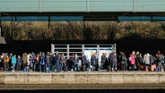 Geflüchtete aus der Ukraine warten an einem überfüllten Bahnsteig auf die Weiterfahrt zum Hauptbahnhof. © picture alliance/dpa Foto: Ole Spata
