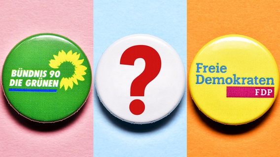 Partei-Anstecker von der FDP und den Grünen mit Fragezeichen, Symbolfoto Koalitionsverhandlungen. © picture alliance Foto: picture alliance / CHROMORANGE | Christian Ohde