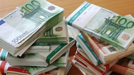 Mehrere Bündel von Euro-Geldnoten liegen auf einem Tisch. © picture alliance Foto: Ulrich Baumgarten