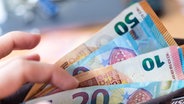 Vier Geldscheine fächern sich in einem Portemonnaie auf. © picture alliance/Monika Skolimowska/dpa-Zentralbild/dpa Foto: Monika Skolimowska