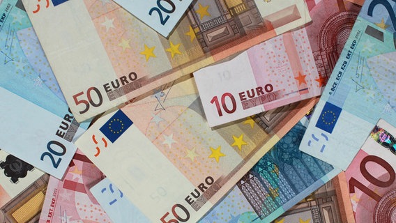 Geldscheine liegen nebeneinander. © picture alliance / dpa Foto: Jens Wolf