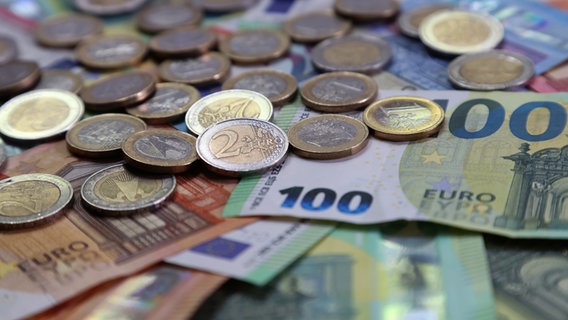 Mehrere Münzen und Euro-Scheinen liegen ausgebreitet auf einem Tisch. © dpa - picture alliance Foto: Karl-Josef Hildenbrand