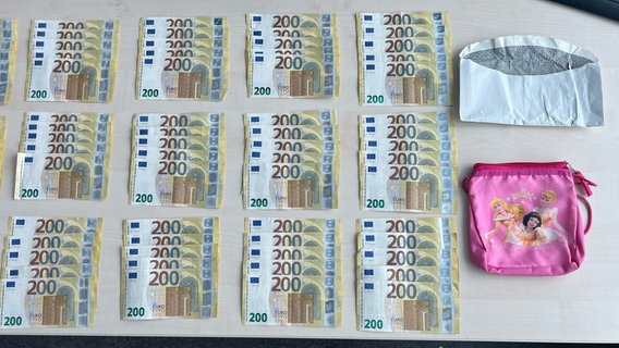 Mehrere 200-Euro-Scheine liegen drapiert auf einem Tisch. Es handelt sich um insgesamt 15.000 Euro. © Bundespolizei München Foto: Bundespolizei München