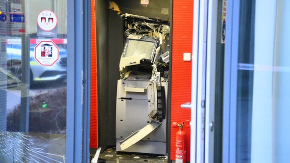 Ein gesprengter Geldautomat ist in einem Bankgebäude zu sehen. © picture alliance/dpa Foto: René Priebe