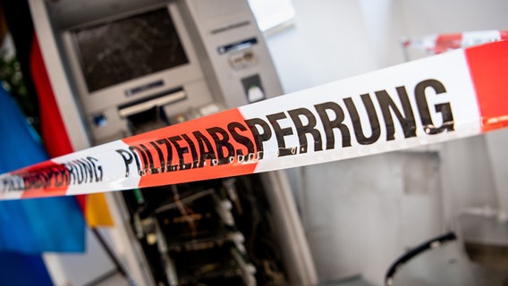 Eine Polizeiabsperrung vor einem gesprengten Geldautomaten. © Picture Alliance Foto: Matthias Balk