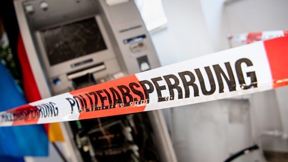 Ein gesprengter Geldautomat ist hinter einem Flatterband mit der Aufschrift „Polizeiabsperrung“ zu erkennen. © picture alliance/dpa Foto: picture alliance/dpa | Matthias Balk