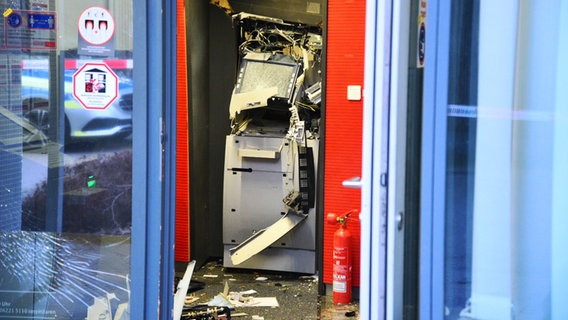 Ein gesprengter Geldautomat ist in einem Bankgebäude zu sehen. © dpa Foto: René Priebe