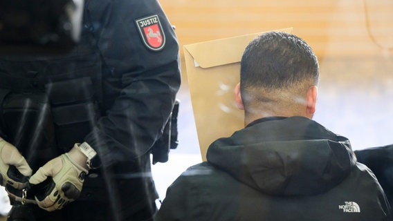 Einer der drei Angeklagten sitzen im Gerichtssaal vom Landgericht Braunschweig. © picture alliance/dpa Foto: Julian Stratenschulte