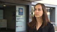 Katrin Gladitz vom LKA Niedersachsen spricht in einem Interview. © NDR 