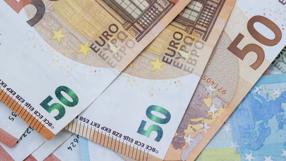 Zahlreiche Euro-Banknoten liegen auf einem Tisch. © picture alliance/dpa Foto: Hannes P Albert