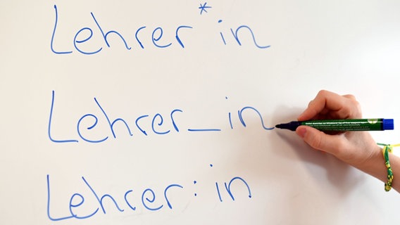 An einem Whiteboard steht das Wort Lehrer in verschiedenen Gender-Schreibweisen. © dpa-Bildfunk / dpa Foto: Uli Deck