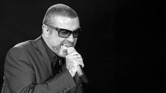 George Michael singt am 05. Oktober 2012 auf einer Bühne in Cardiff, Wales. © dpa - Bildfunk Foto: GEOFF CADDICK